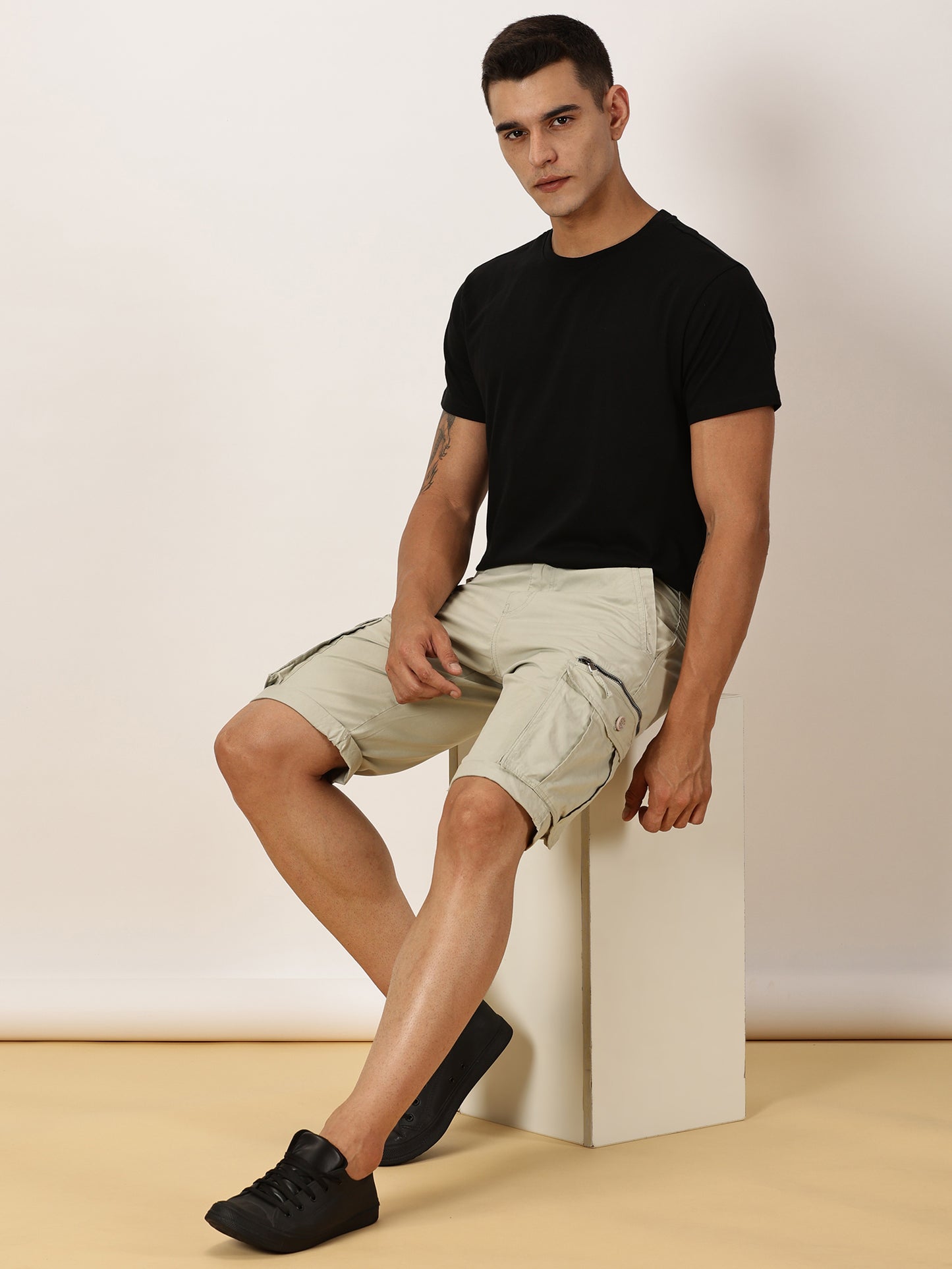 Solid Pista Cargo Shorts With Zip Pockets